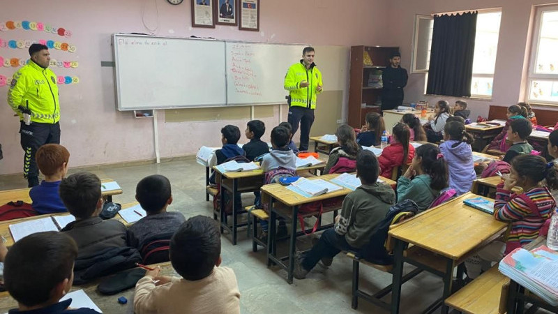 Burdur’da ilkokul öğrencilerine trafik eğitimi verildi.